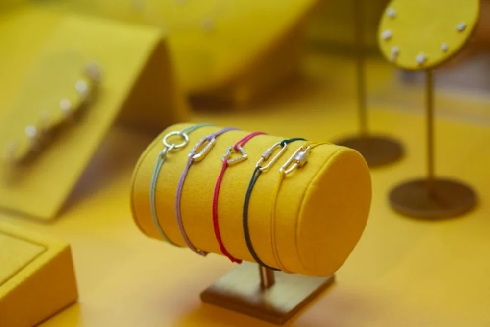 Le bracelet sur cordon : une touche de couleur qui a du sens