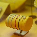 Le bracelet sur cordon : une touche de couleur qui a du sens